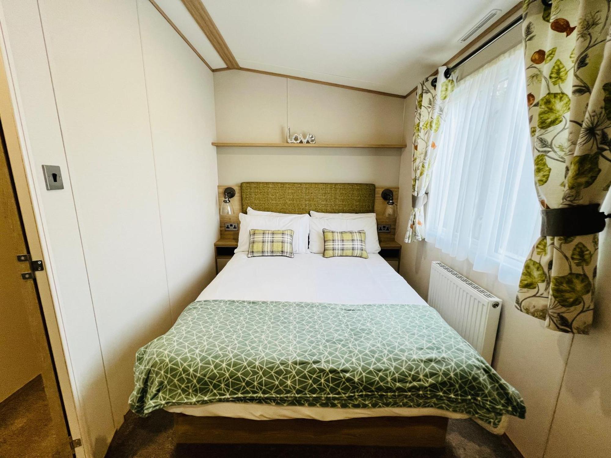 3 Bedroom Caravan Mc34, Lower Hyde, Shanklin, Isle Of Wight Holiday home *
