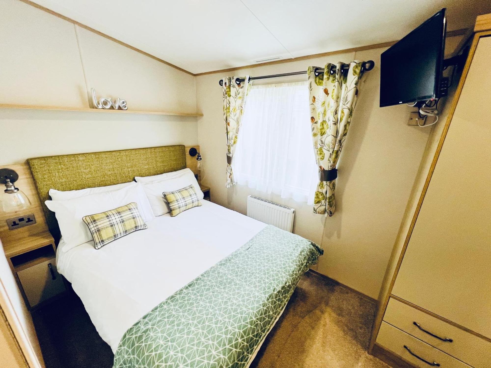 3 Bedroom Caravan Mc34, Lower Hyde, Shanklin, Isle Of Wight *
